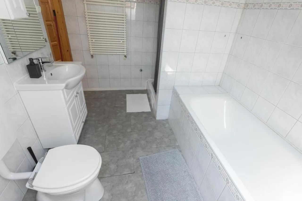 Hi-Bp Garden City Batsanyi Apartment 3 Rooms, Apartment Upstairs Near The City Train With Free Parking Budapest